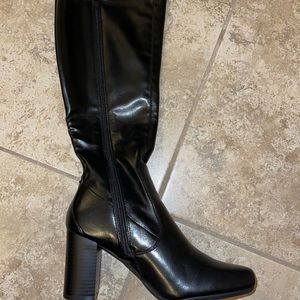 Beautiful Black Knee Hi Boots